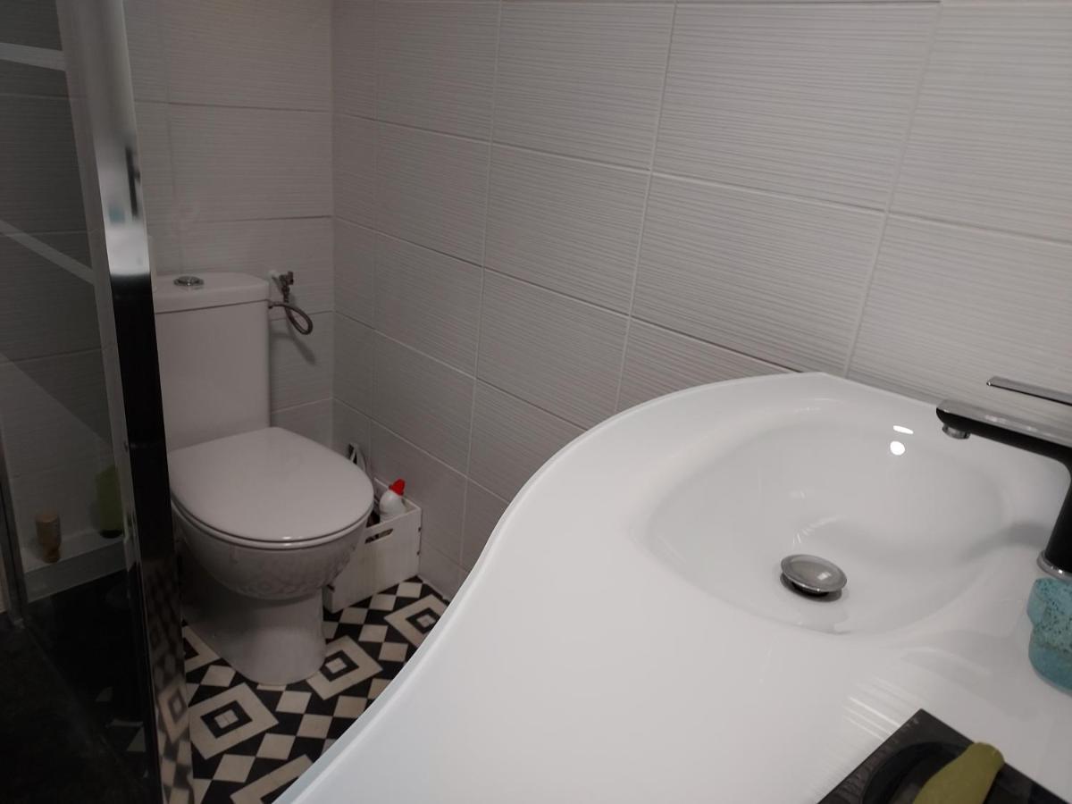 Rez-de-chaussée privatif spacieux 3* d'une villa centre ville Hyères Extérieur photo